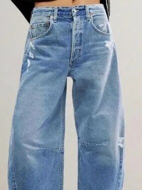 BCBGeneration - BARREL LEG Light Blue Boyfriend Jeans 👖 frayed hem